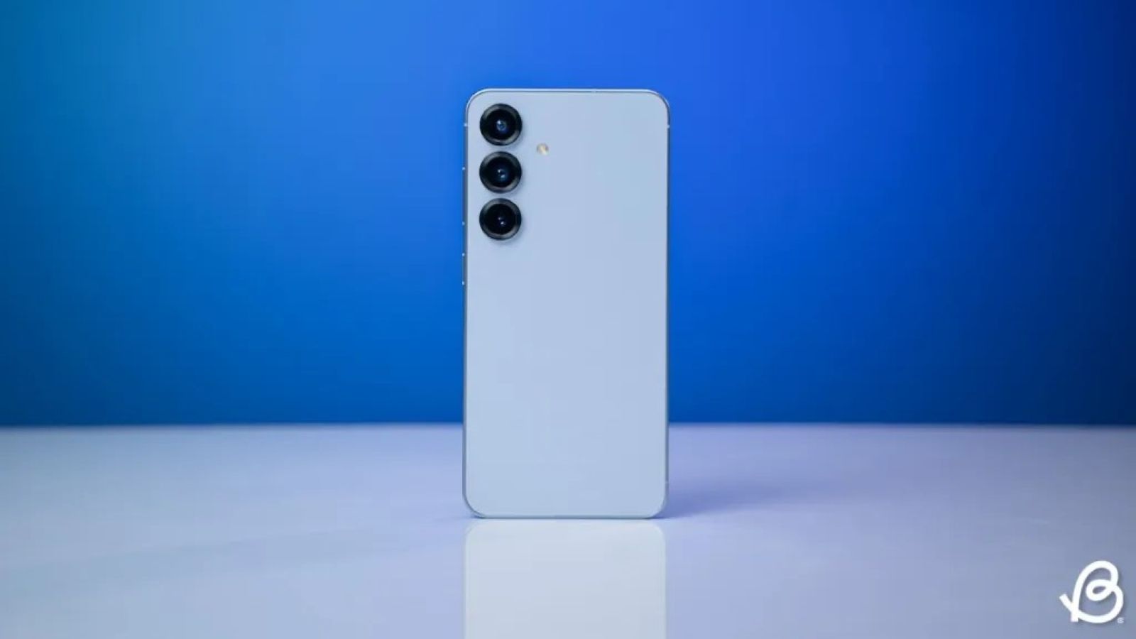 Galaxy S26 Could Charge Faster Wirelessly but Without Magnets thumbnail