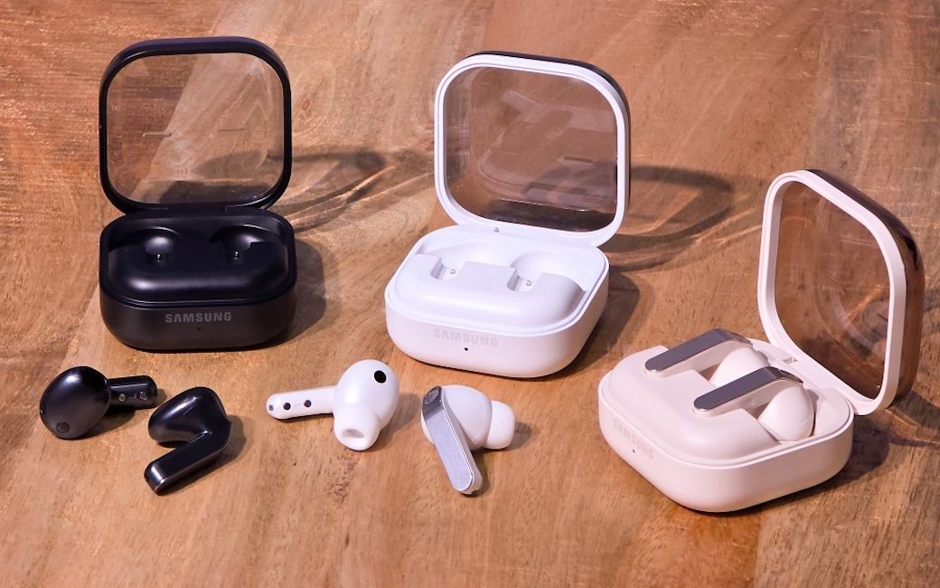 Samsung Galaxy Buds 4 (black) and Galaxy Buds 4 Pro (white)