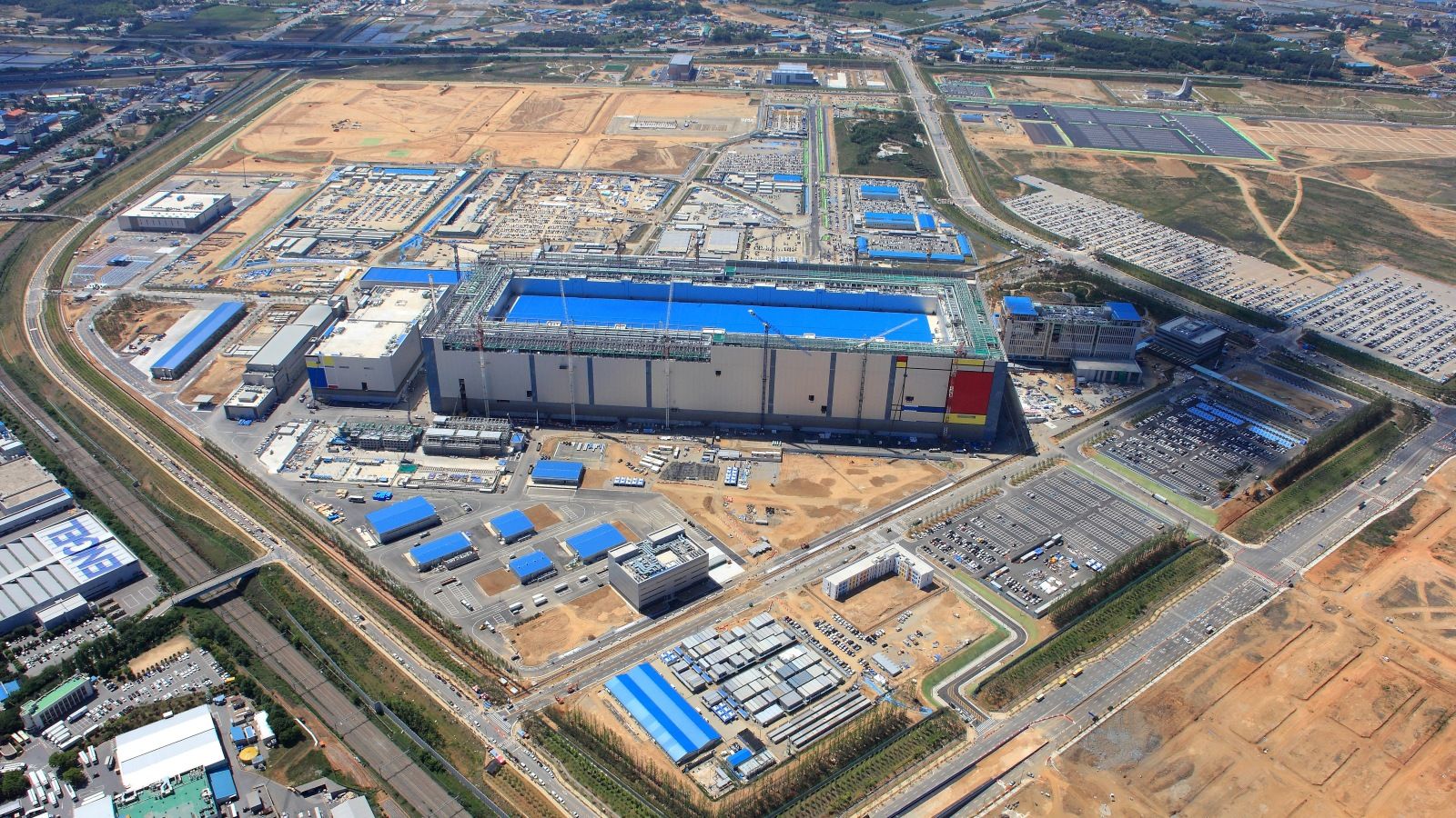 Samsung Aggressively Ramps Up DRAM Production to Fuel AI Boom Samsung Aggressively Ramps Up DRAM Production to Fuel AI Boom