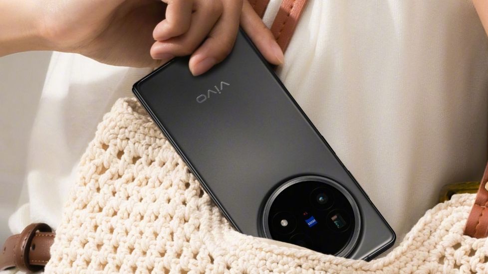 Vivo X Fold 5 in black colourway being inserted in a bag