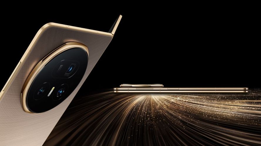 Honor Magic V5 from the back and sides