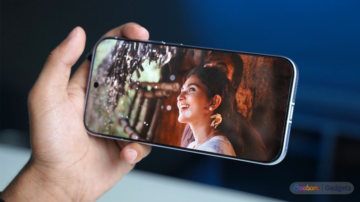 iQOO 15R content playing on the screen showcase