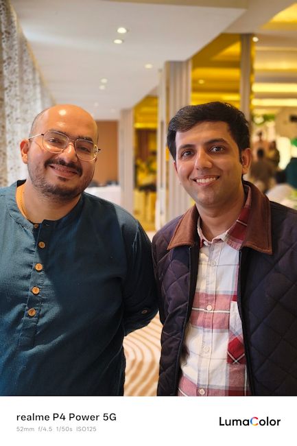 Realme P4 Power indoor portrait shot of two subjects Realme P4 Power indoor portrait shot of two subjects