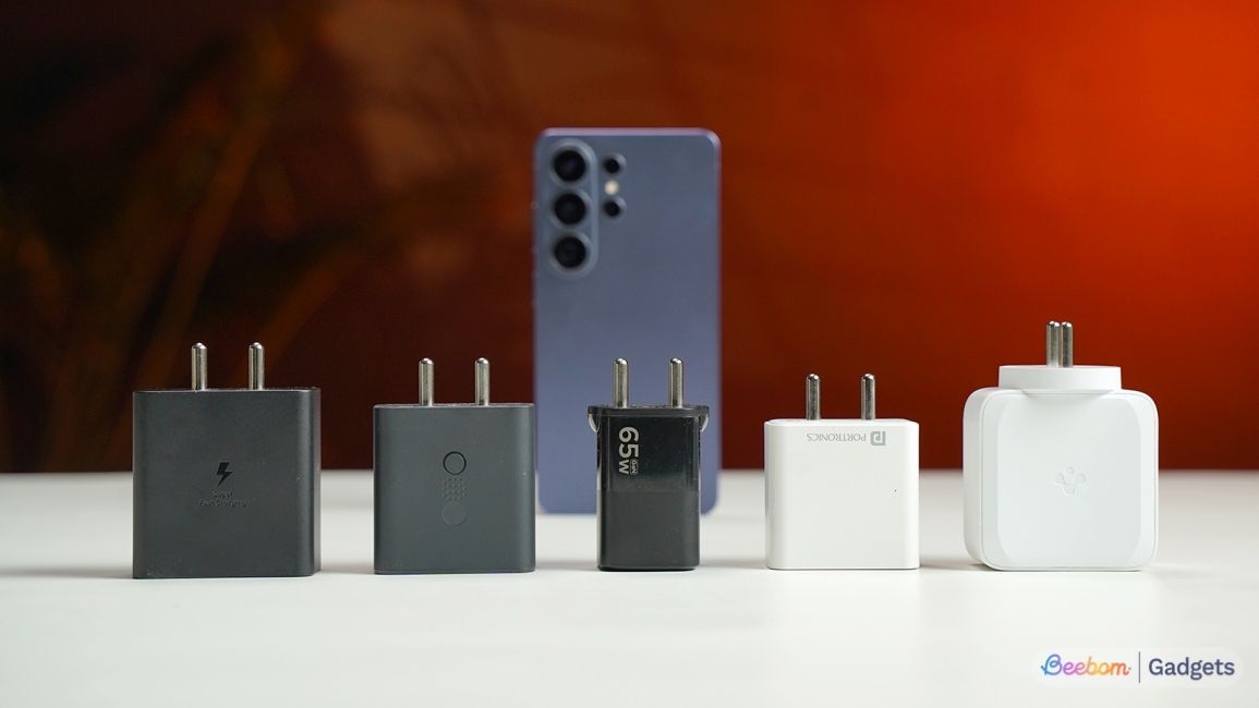 Best Samsung Galaxy S26 Ultra chargers laid in front of the phone against a red background