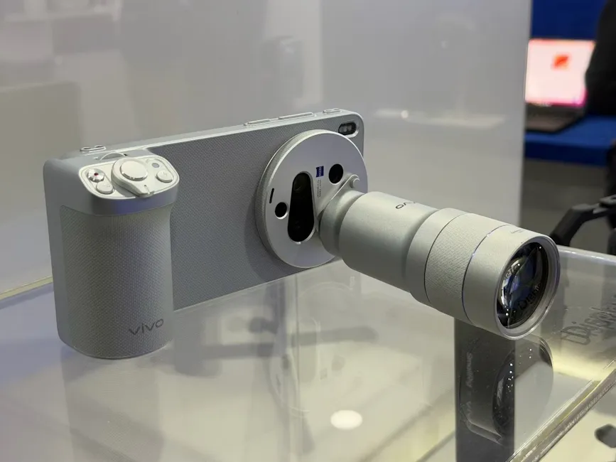 Vivo X300 Ultra with Vivo Zeiss Telephoto Extender Gen2 Ultra