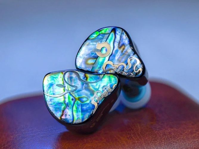 Headphone Zone x Juzear Defiant closeup shot