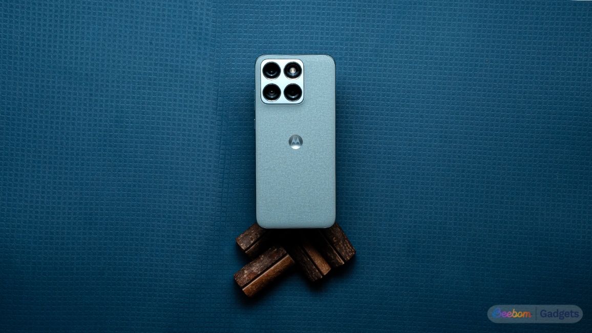 Motorola Edge 70 Fusion design against a blue background