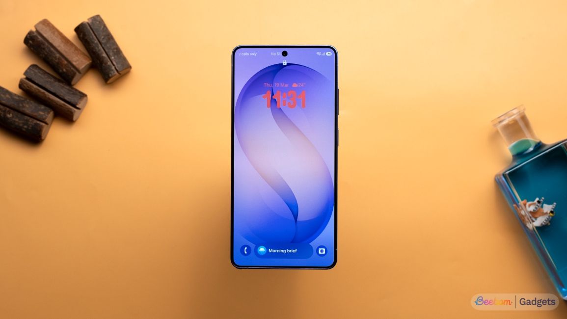 Samsung Galaxy S26 Ultra homescreen showcase against an orange background