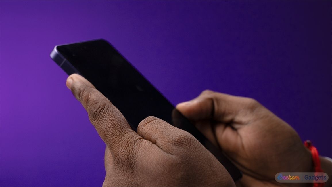 Samsung Galaxy S26 Ultra privacy display demo shown against a purple background