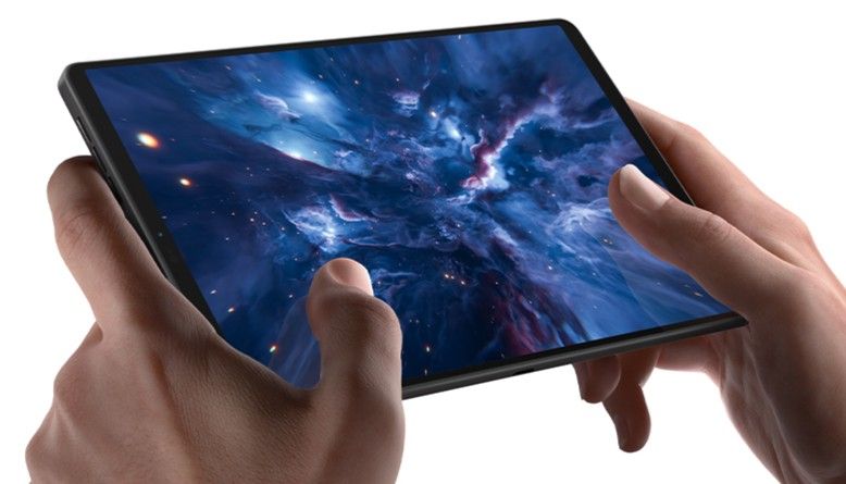 Lenovo Y700 Gen 5 in hand Lenovo Y700 Gen 5 in hand