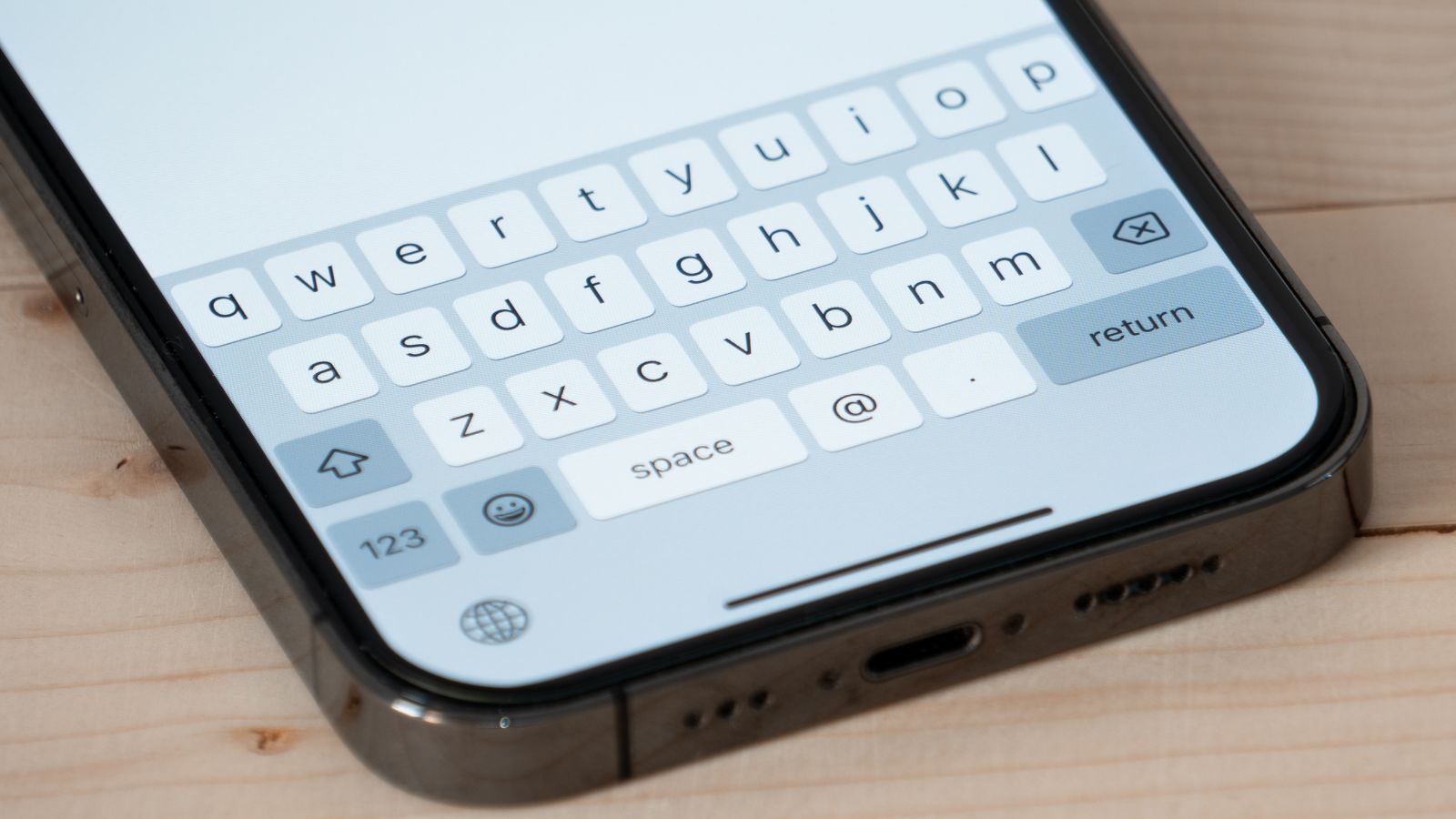 iOS 26.4 Has Finally Resolved the Most Annoying Keyboard Bug on iPhones thumbnail