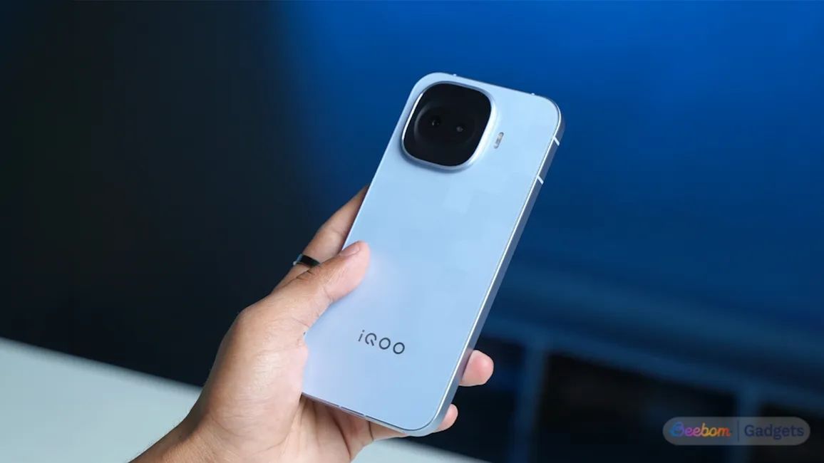 iQOO 15R blue back design showcased in hand