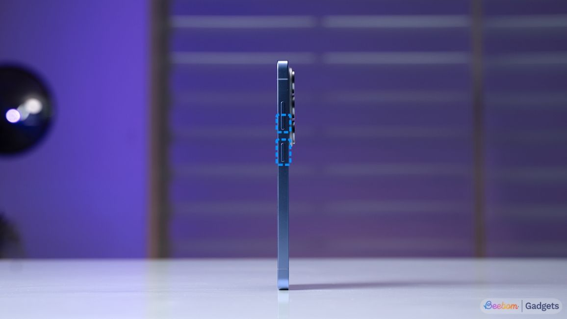 shot of the Samsung Galaxy S26 Ultra showcasing the key combination to take a screenshot