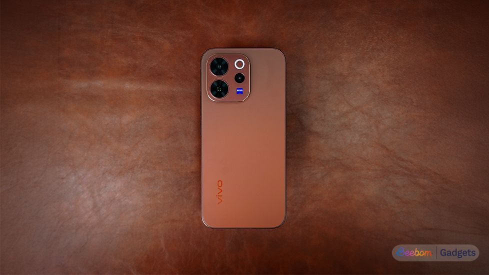 V70 elite from the back on a table