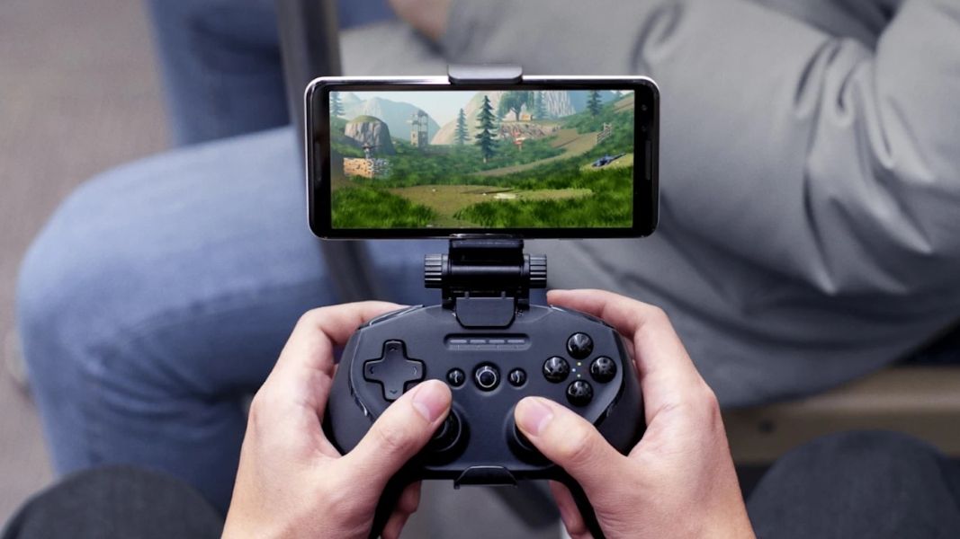 Person holding a controler with phone attached