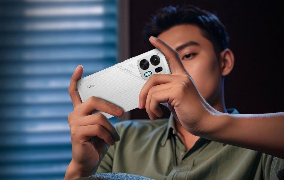 Oppo K15 Pro+ in hand from the back