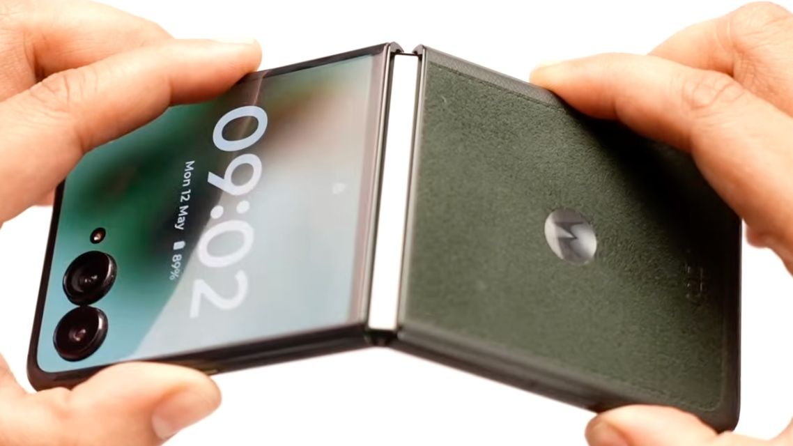 Motorola Razr 60 Ultra Green colour unfolded hands-on image