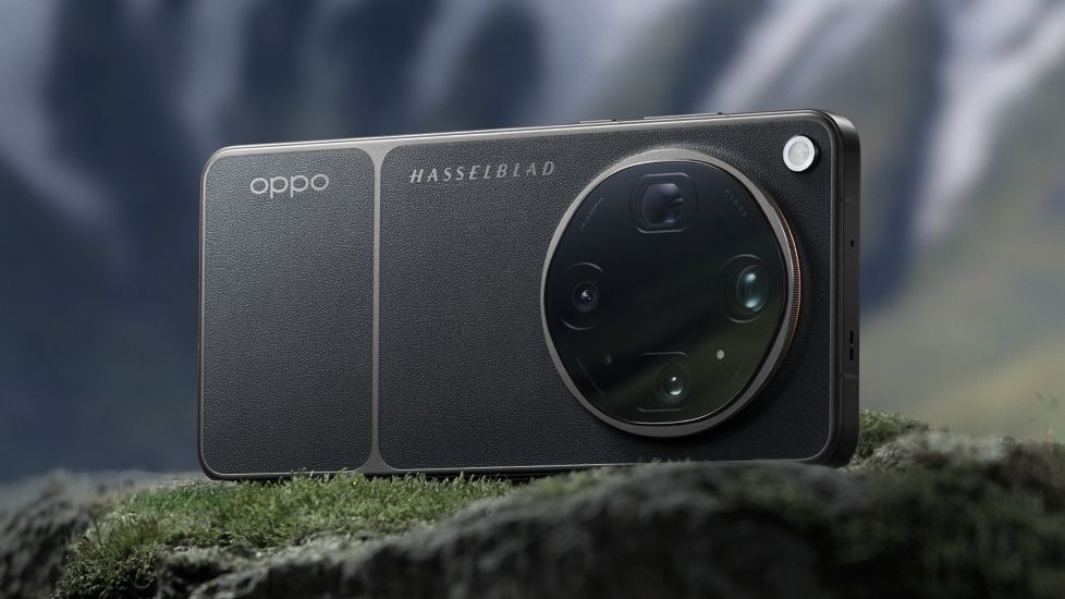 Oppo Find X9 Ultra from the back in Signature colourway