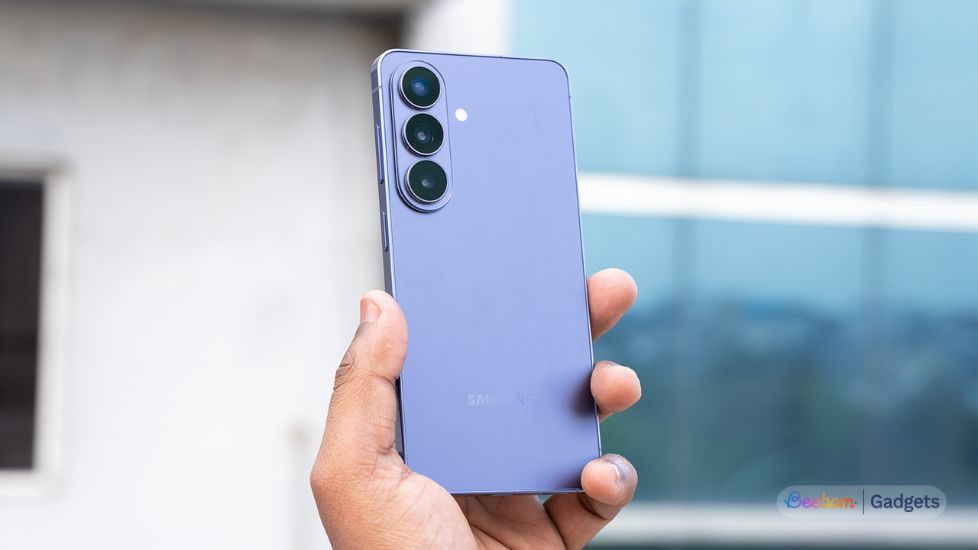 Samsung Galaxy S26 from the back in Cobalt Violet colourway Samsung Galaxy S26 from the back in Cobalt Violet colourway