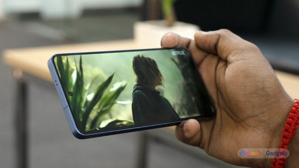 Samsung Galaxy S26 display from the front Samsung Galaxy S26 display from the front