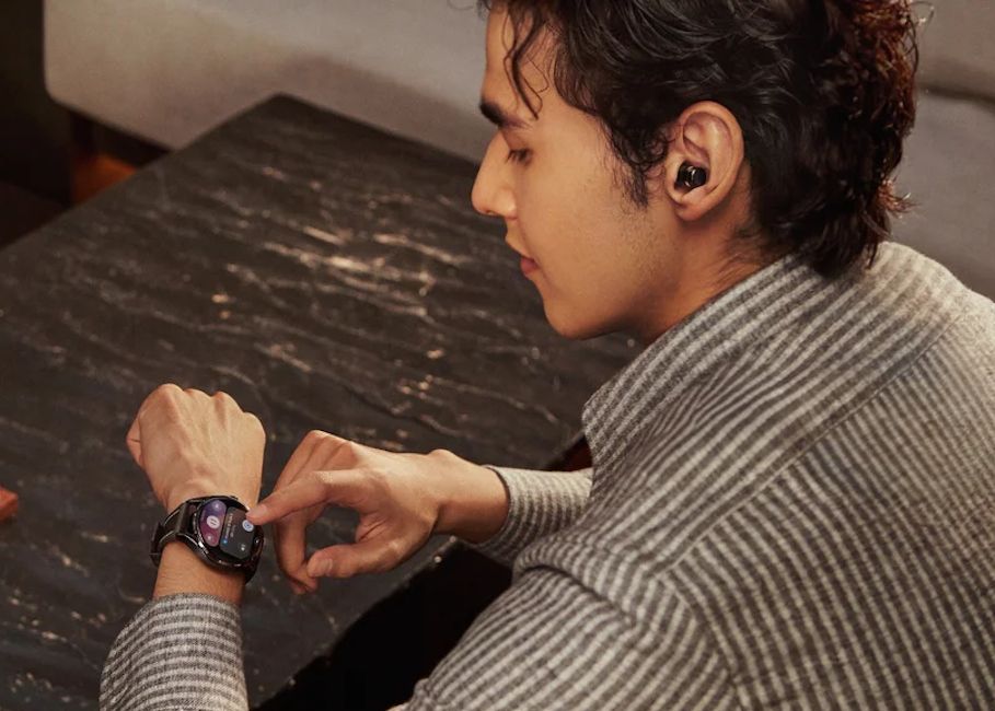 Huawei Watch Buds 2 someone using it