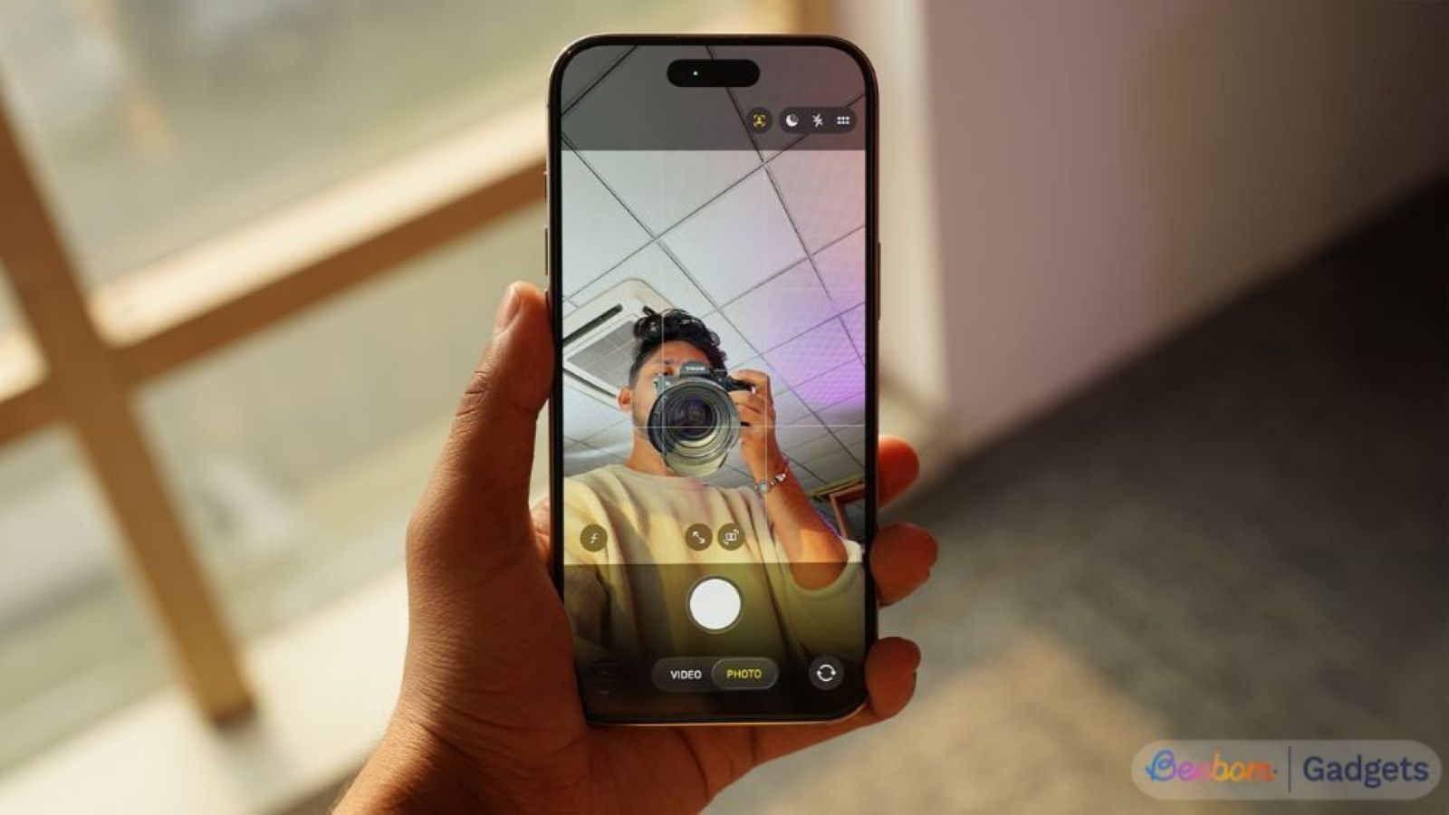 Apple Could Make iPhone Bezels Disappear with "Liquid Glass Display" thumbnail