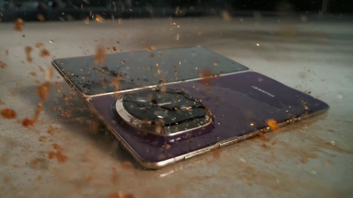 Huawei Mate X7 with dust