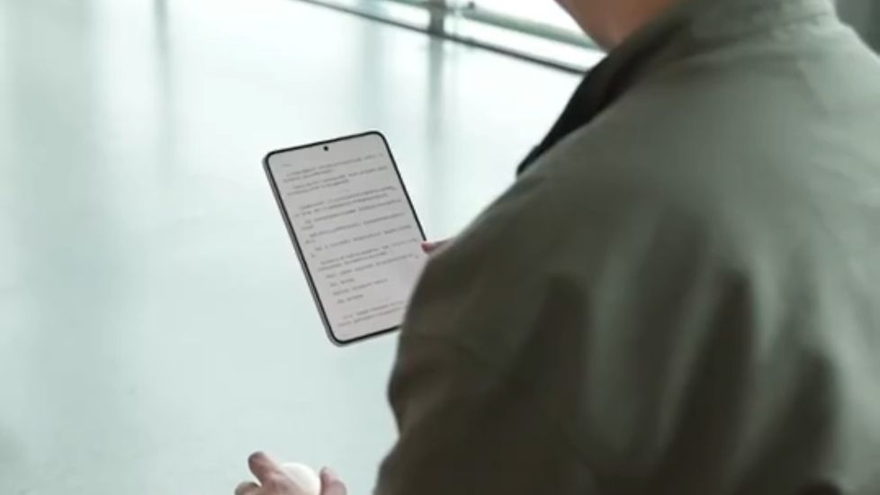 Oppo Pad Mini displaying text while it's in someone's hand