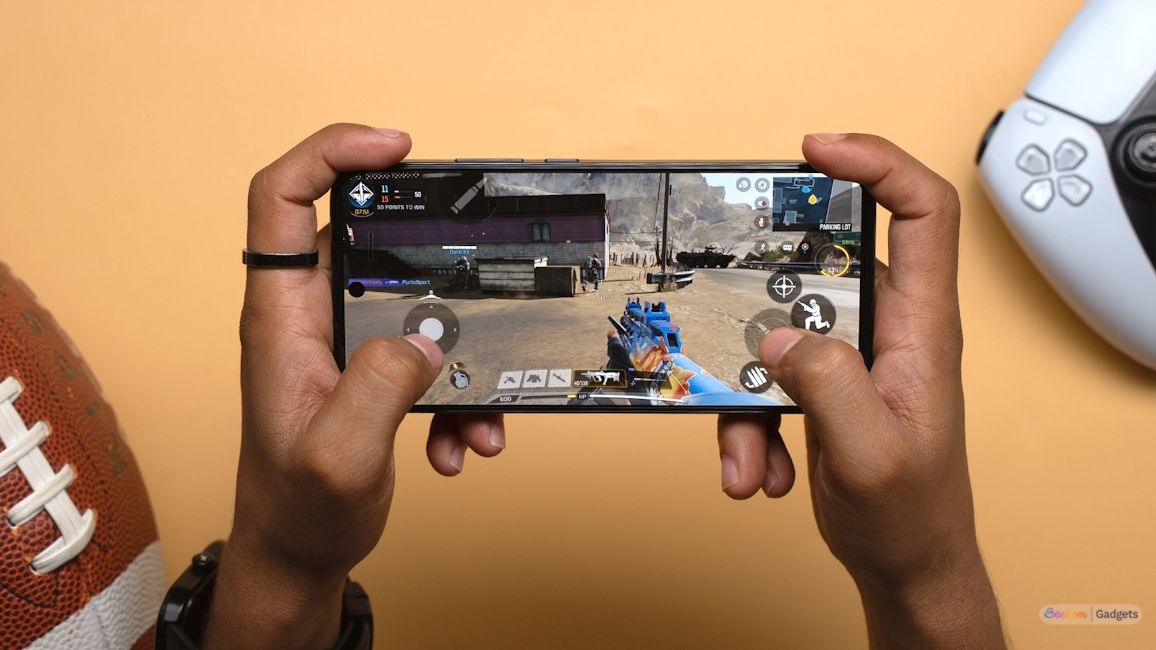 Realme 16 5G in-hand gaming