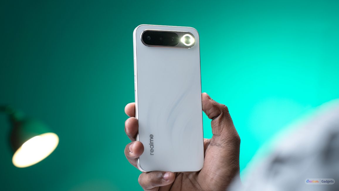 Realme 16 5G back panel LED flash close up