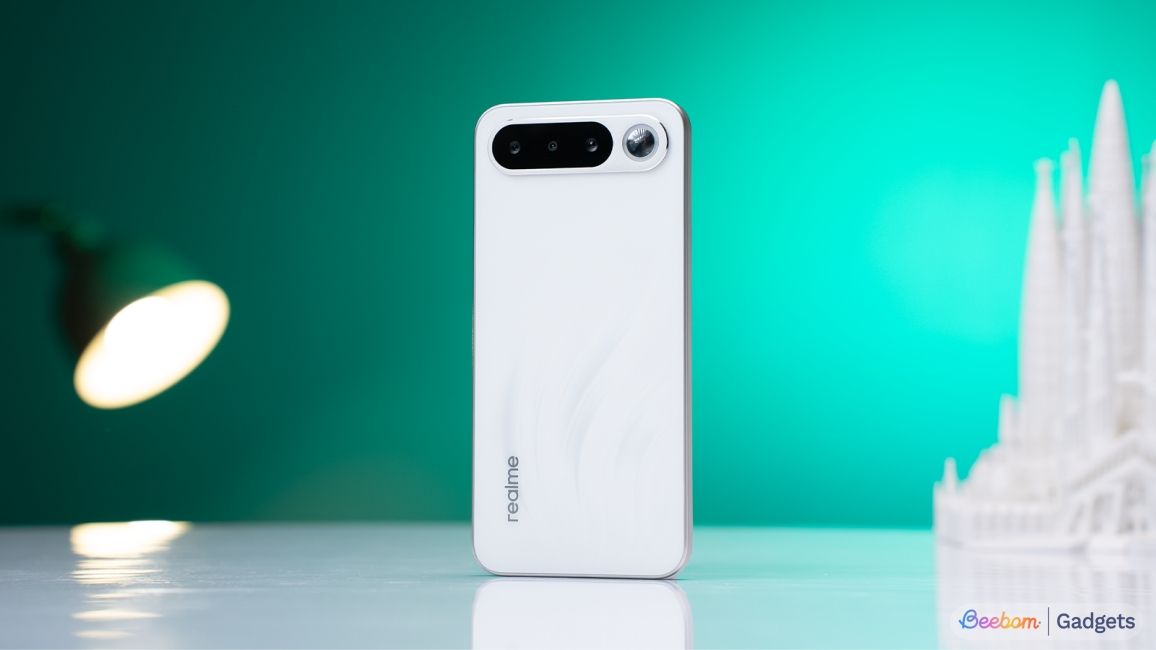 Realme 16 5G white back design texture showcased