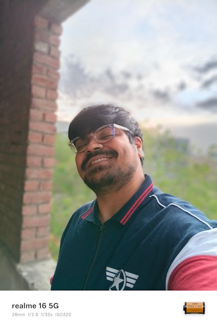 Realme 16 5G portrait selfie rear