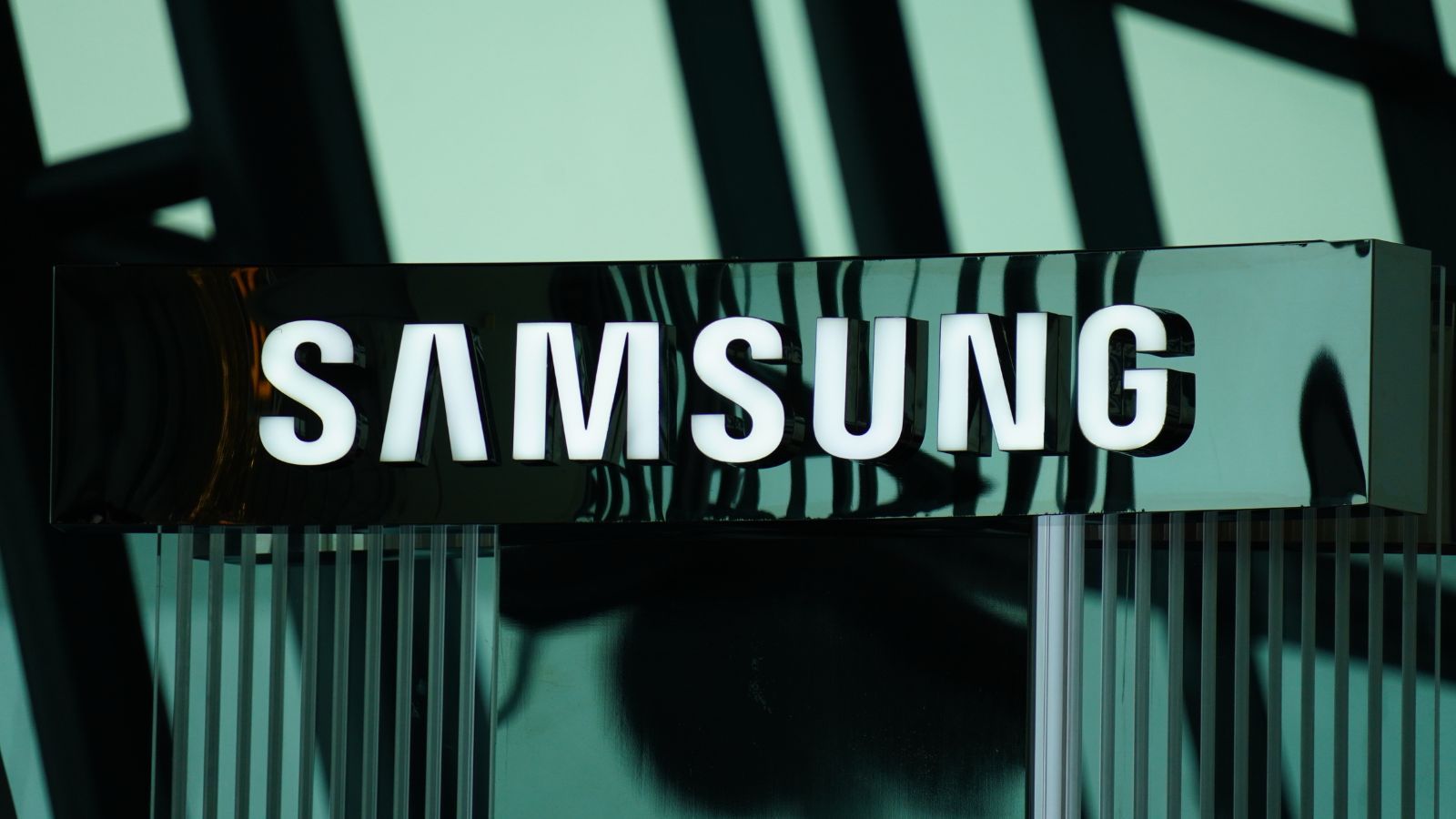 Samsung Semiconductor Could Face Its First-Ever Loss Due to Soaring LPDDR Prices thumbnail