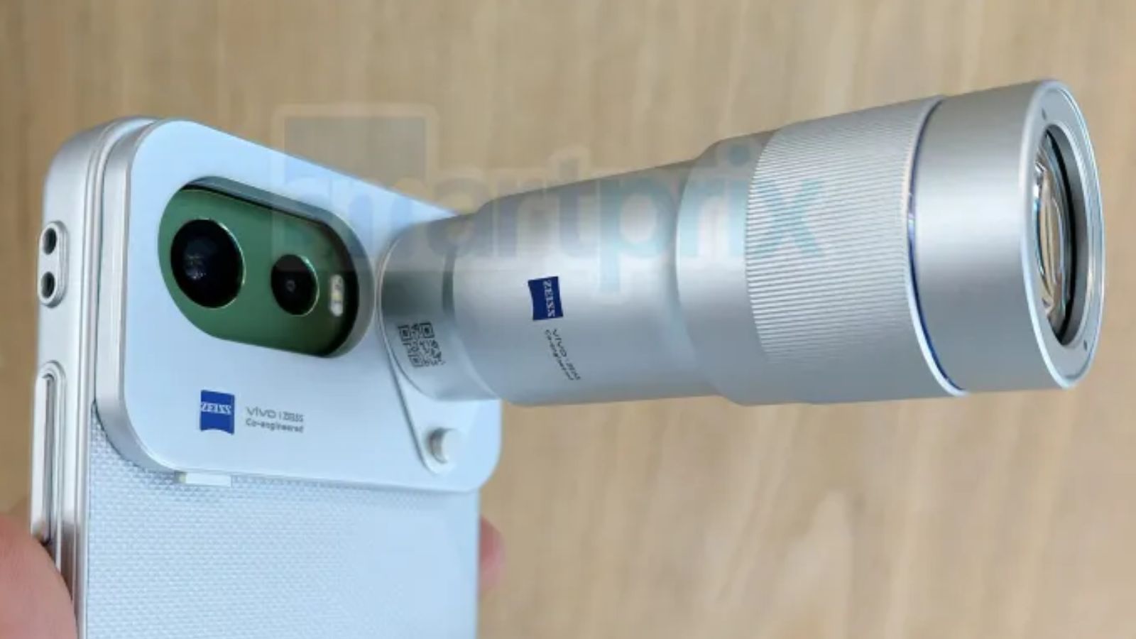 First Look: Vivo X300 FE with ZEISS Teleconverter Extender Hand-On Images Leaked thumbnail