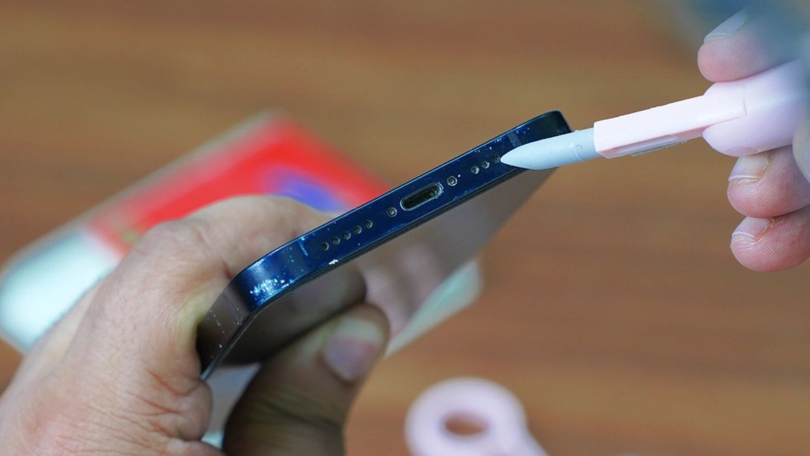 Clean-iPhone-Speaker-Grill-with-a-pointy-tool