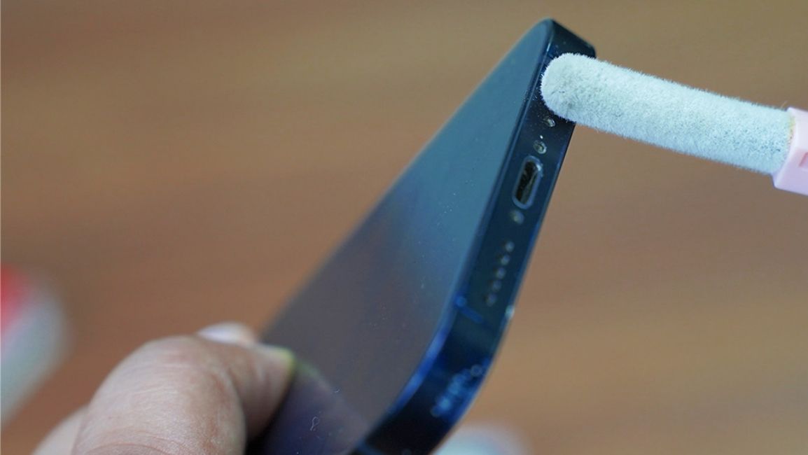Clean-iPhone-with-isopropyl-alcohol-and-a-cotton-swab