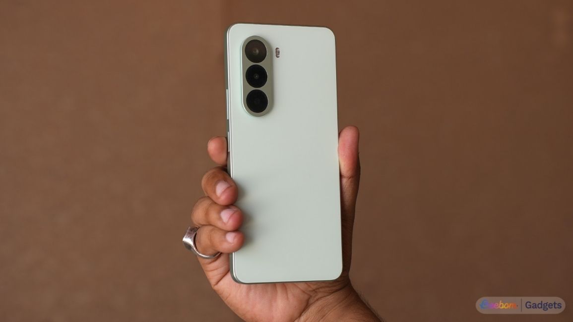 Hands on shot of the OnePlus Nord CE 6 Lite design 