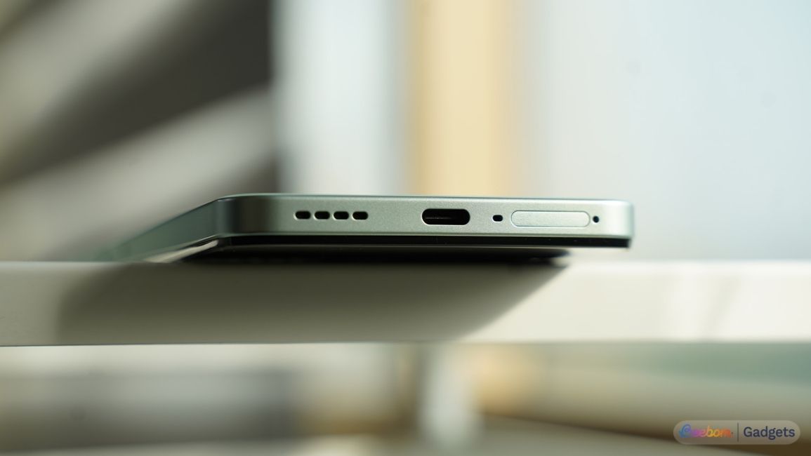 OnePlus Nord CE 6 Lite design from the bottom of the phone 