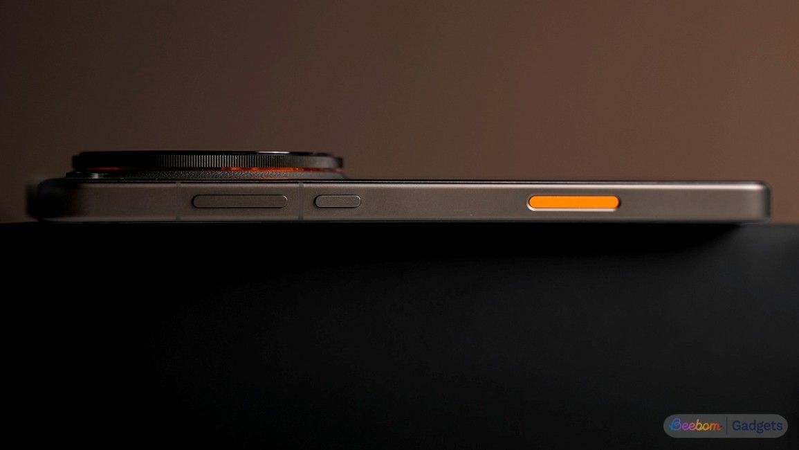 Oppo Find X9 Ultra design from the right side of the phone