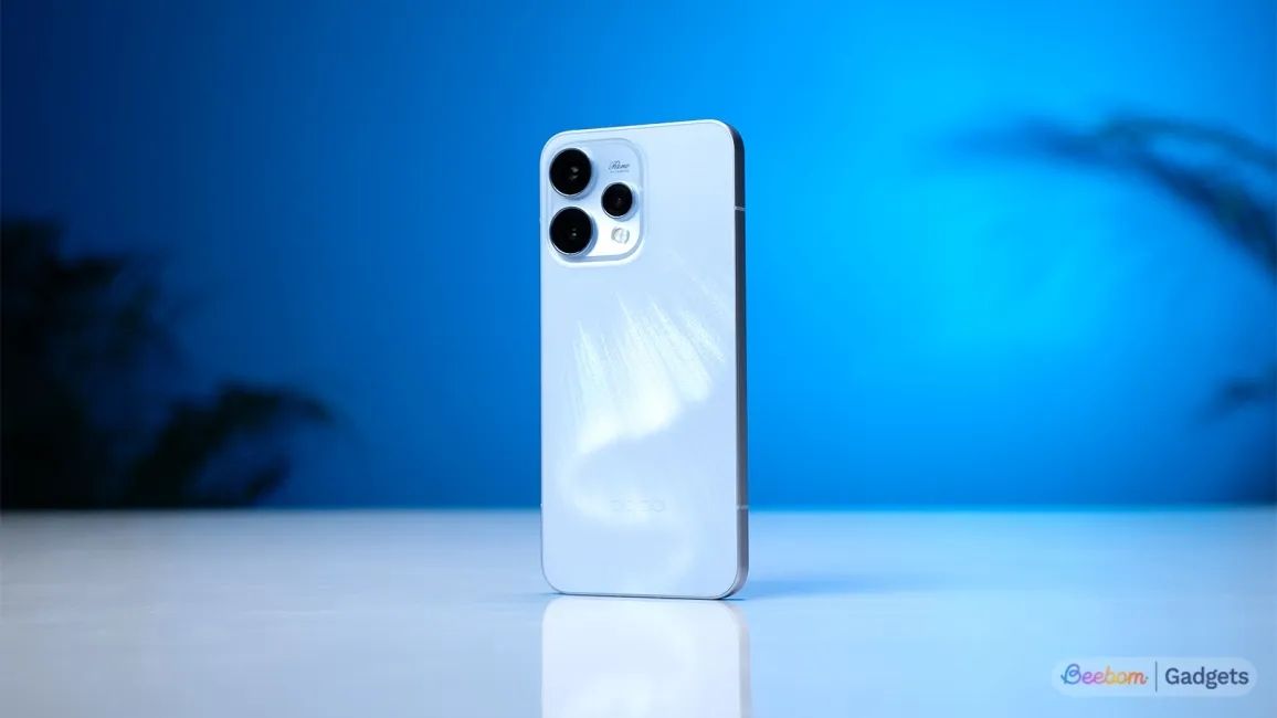 oppo  reno 15 camera module, blue background