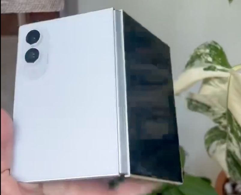 Samsung Galaxy Z Fold 8 Wide Dummy Unit in Video Samsung Galaxy Z Fold 8 Wide Dummy Unit in Video
