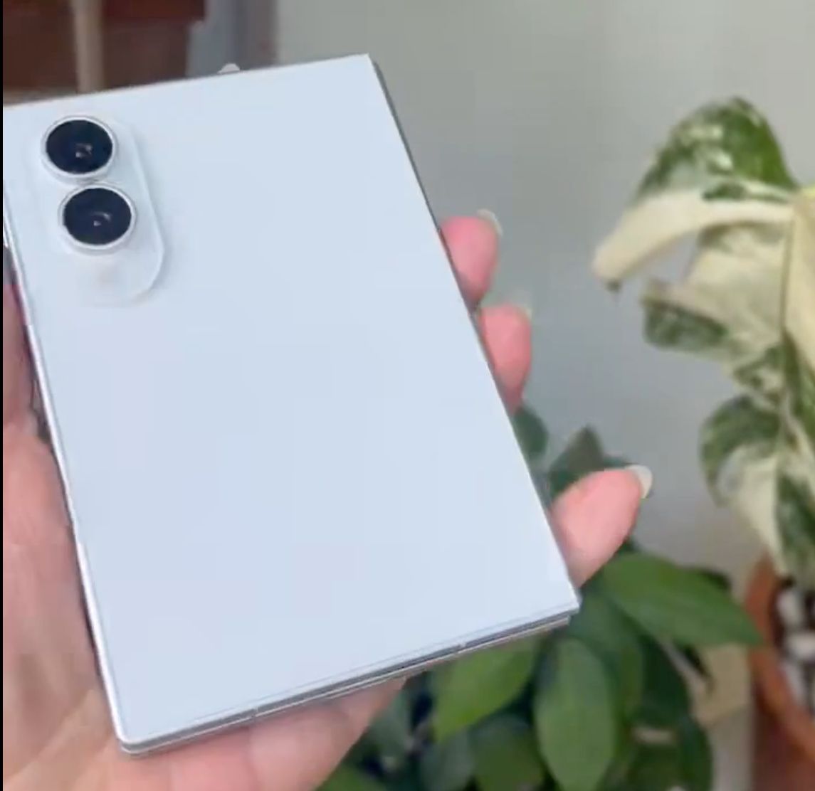Samsung Galaxy Z Fold 8 Wide dummy unit in white colour from the back Samsung Galaxy Z Fold 8 Wide dummy unit in white colour from the back
