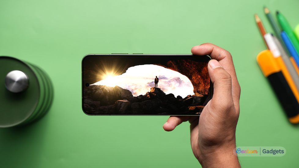 Personl watching a video on Vivo X300 FE 
