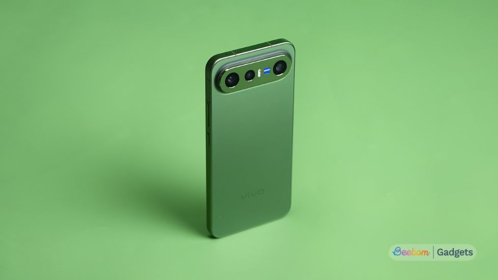 Vivo X300 FE from the back