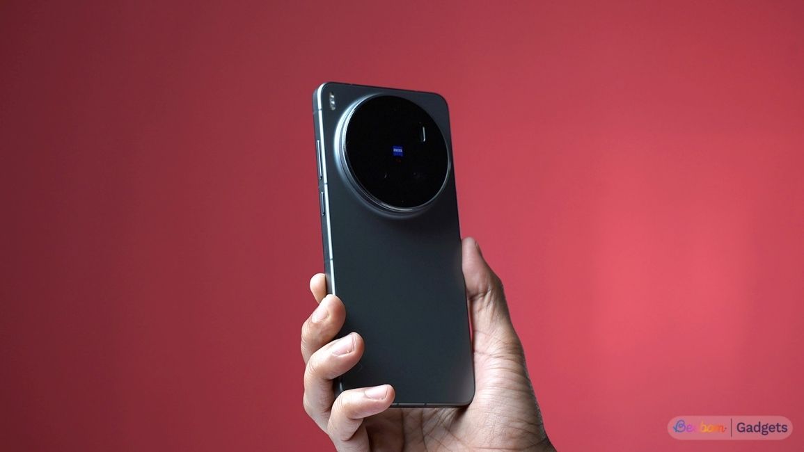 Vivo-X300-ultra-in-hand-feel