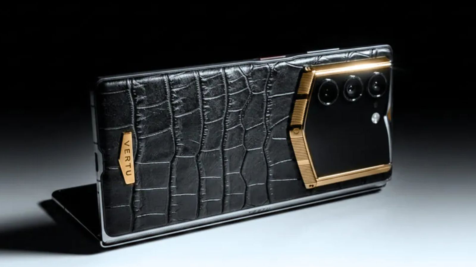 Vertu AlphaFold Is the World's Most Expensive Foldable Phone and Starts at Rs 6.6 Lakh thumbnail
