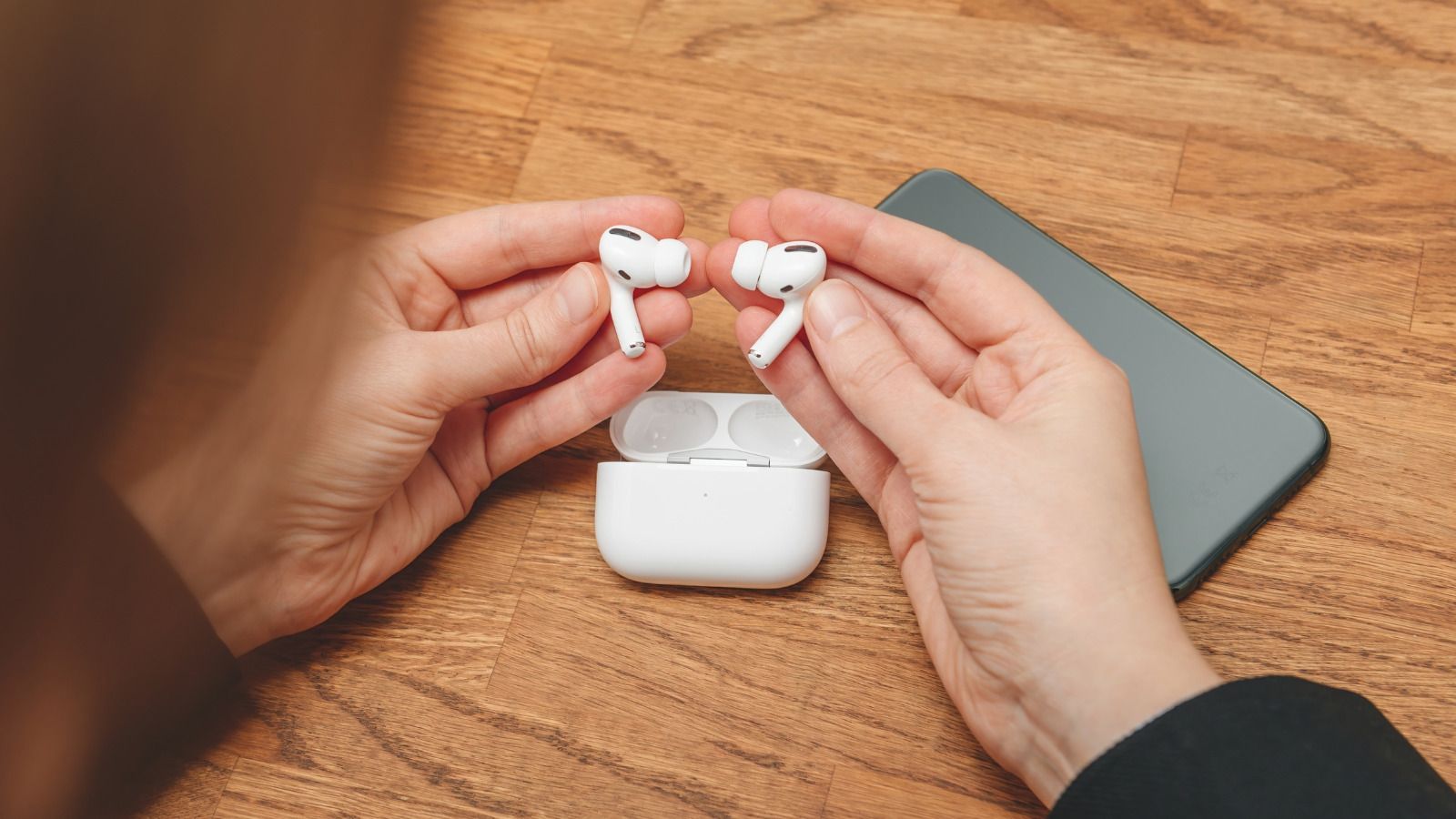 iOS 26.5 Finally Brings AirPods-like Pairing and Notification Forwarding for Third-Party Wearables thumbnail