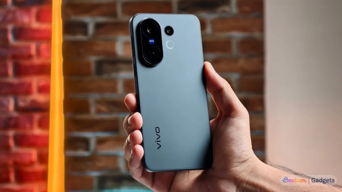 Vivo X200 FE held from the back