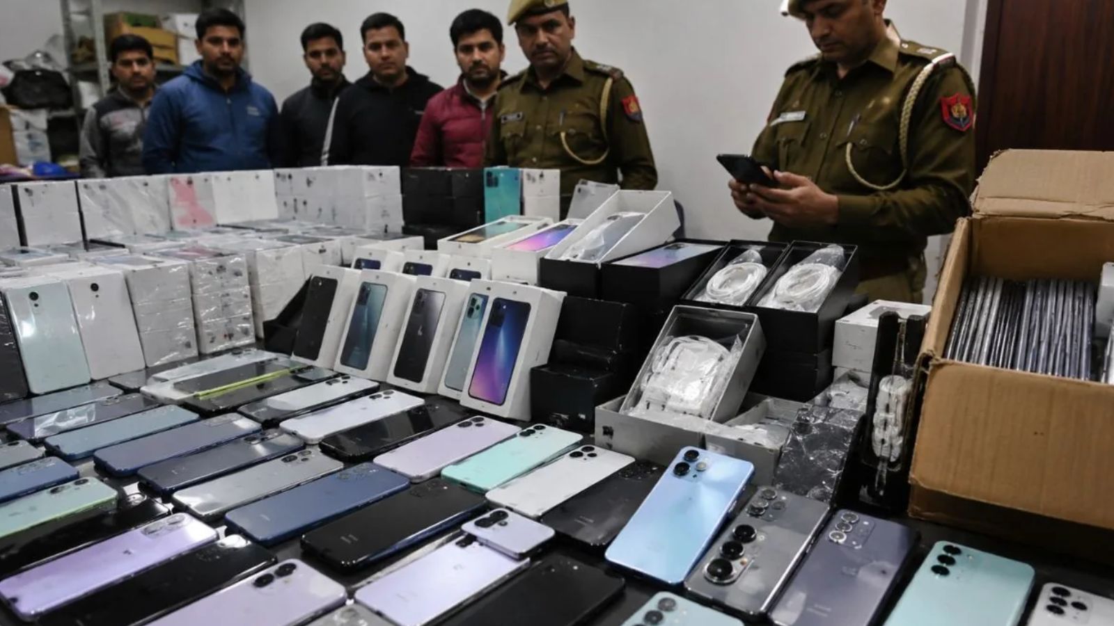 Counterfeit Oppo, OnePlus and Realme Phone Manufacturing Racket Busted in Delhi Police Raid thumbnail