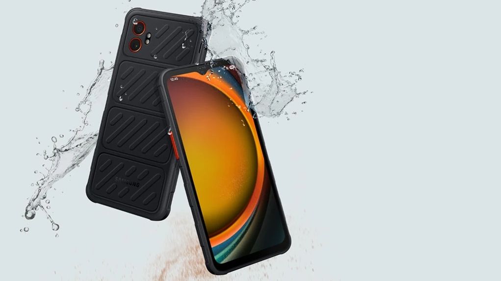 samsung xcover 7 pro phone, water splash background
